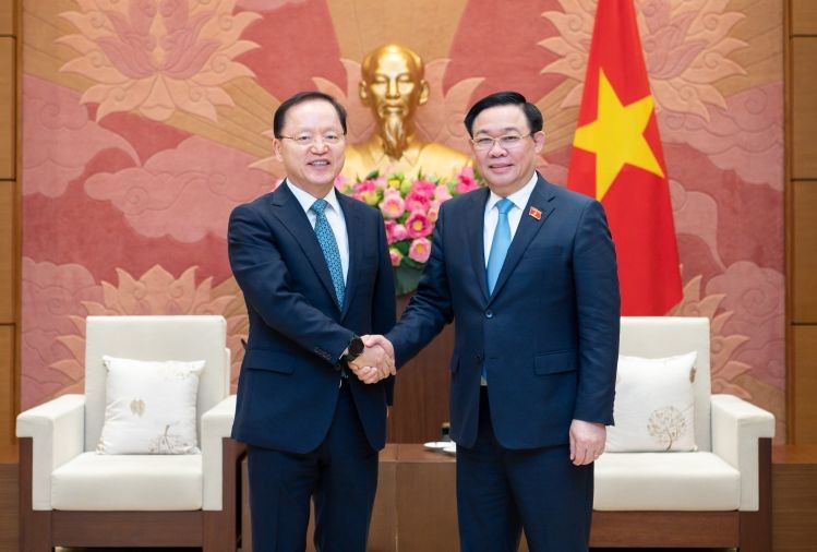 国会主席王廷惠(右)与三星电子公司总裁兼首席财务官朴学奎握手合照。(图:国会)