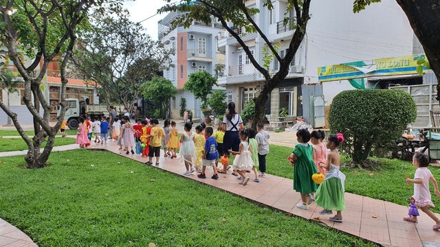 教育儿童是一个要坚持、忍耐、包容及爱心的悠长过程。