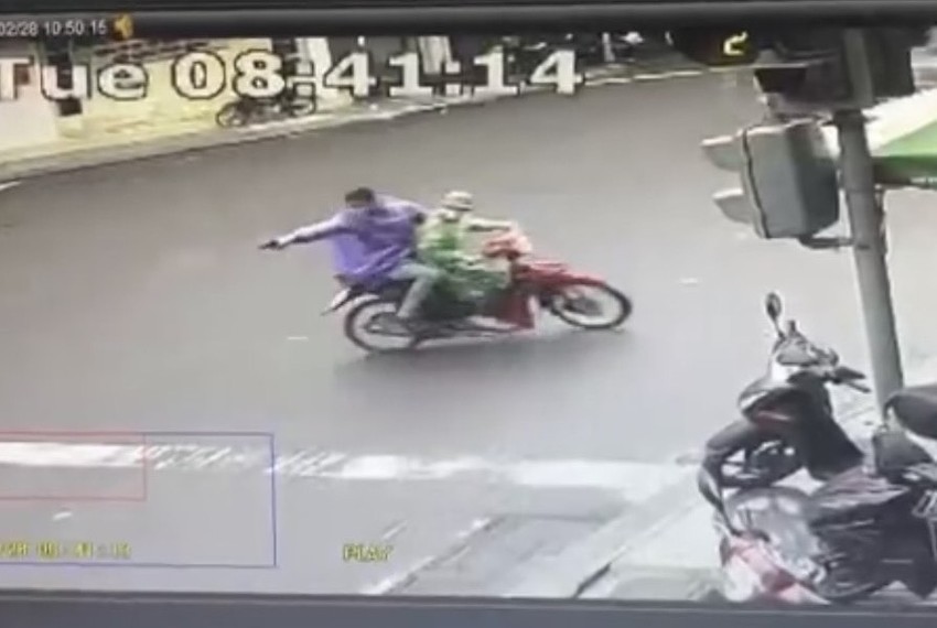 监控视频录下一名后座的男性手举疑是短枪朝后面发出几声巨响的画面。(图:视频截图)