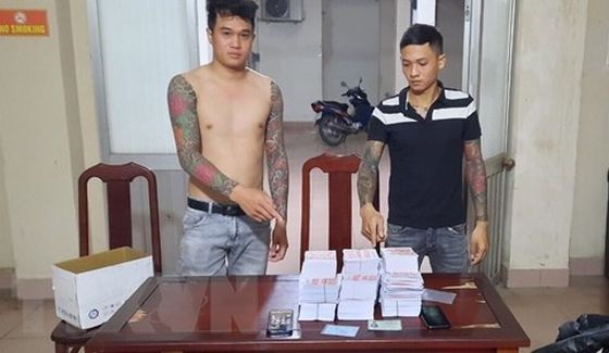 被扣押的两名歹徒及物证。(图:越通社)