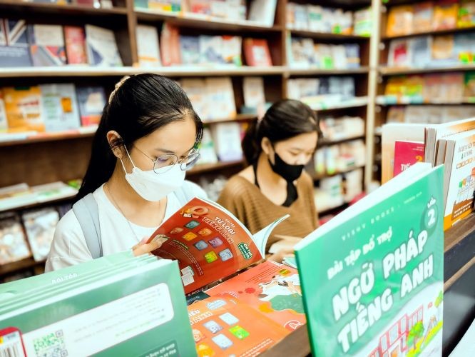 学生在本市第一郡新定Fahasha书局购买教科书和参考书籍。