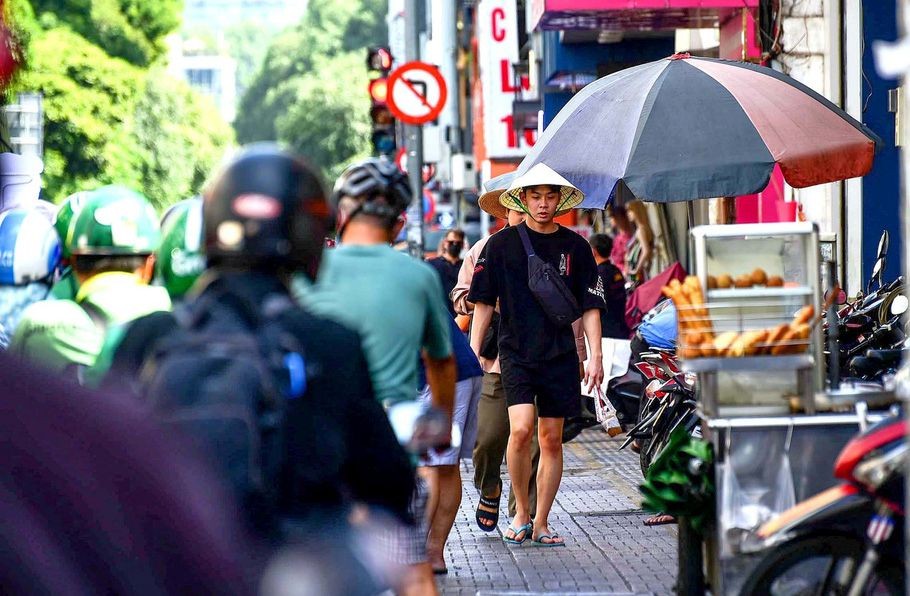 第三郡二征女王街一段人行道被霸占作为买卖、存车处。