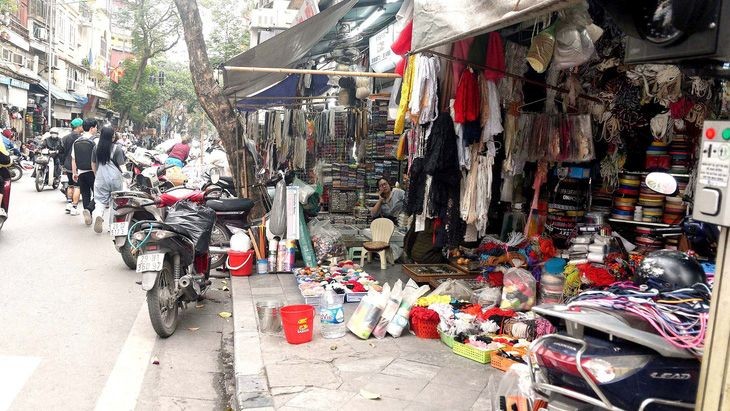 河内还剑郡杭甫街路线,大部分人行道被“分割作为经营点。(2月21日下午摄)。