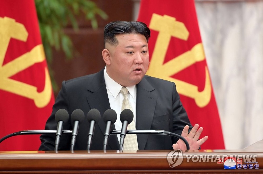 金正恩在会上讲话。（图：韩联社 / 朝中社）