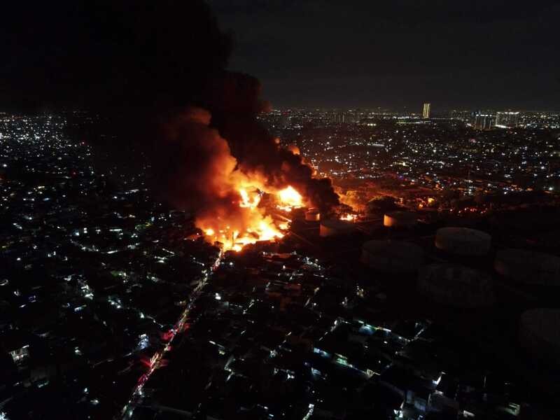 印尼国营石油公司(Pertamina)的一处油库3日晚间传出爆炸,火势波及附近民宅,目前已造成至少17人死亡、约50人受伤。(图:互联网)