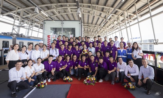 57位列车驾驶员已完成理论课程并到河内吉灵-河东都市地铁线实习。 57位列车驾驶员已完成理论课程并到河内吉灵-河东都市地铁线实习。