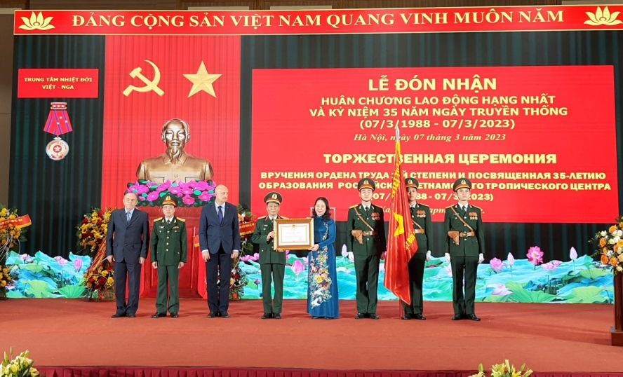 越-俄热带中心迎接一等劳动勋章颁授仪式。(图:俊辉)