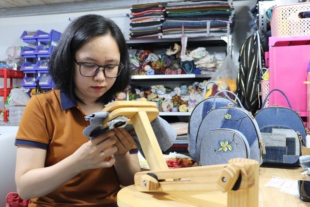 她仅用灵巧的双手给无用的牛仔衣服赐予“新生命”。