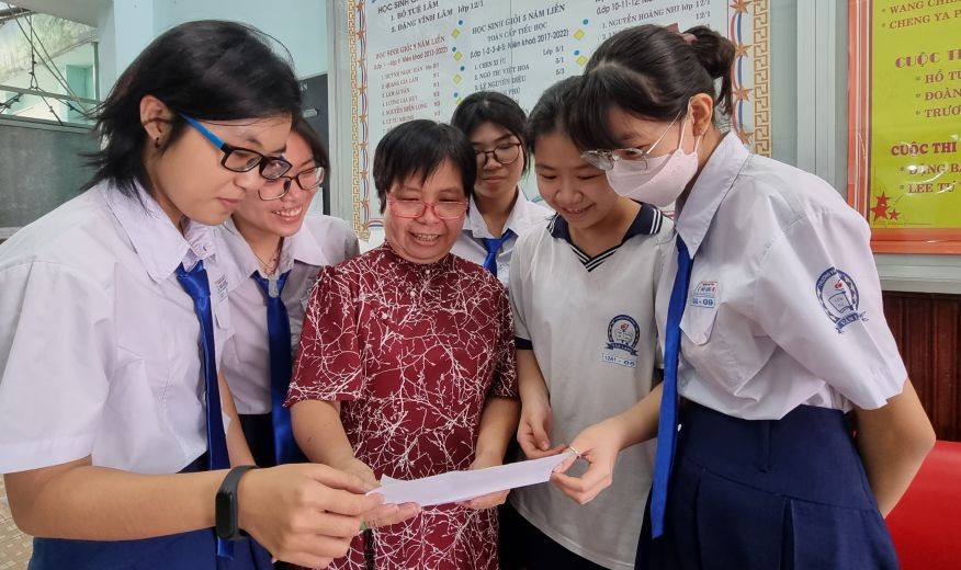 文朗学校高中生参加优秀生考试后向老师汇报。