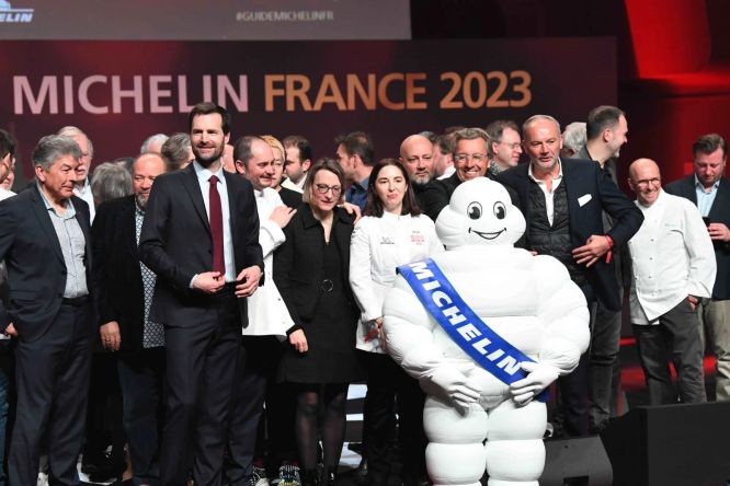 2023年法国版指南新增44家星级餐馆，这些餐馆的经营者在周一举行的仪式上集体合影。（图：AFP）
