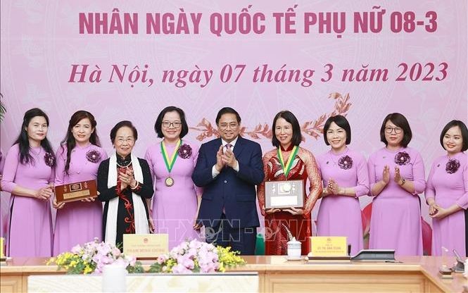 政府总理范明政向各科学家颁发柯瓦列夫斯卡娅奖项。（图：越通社）