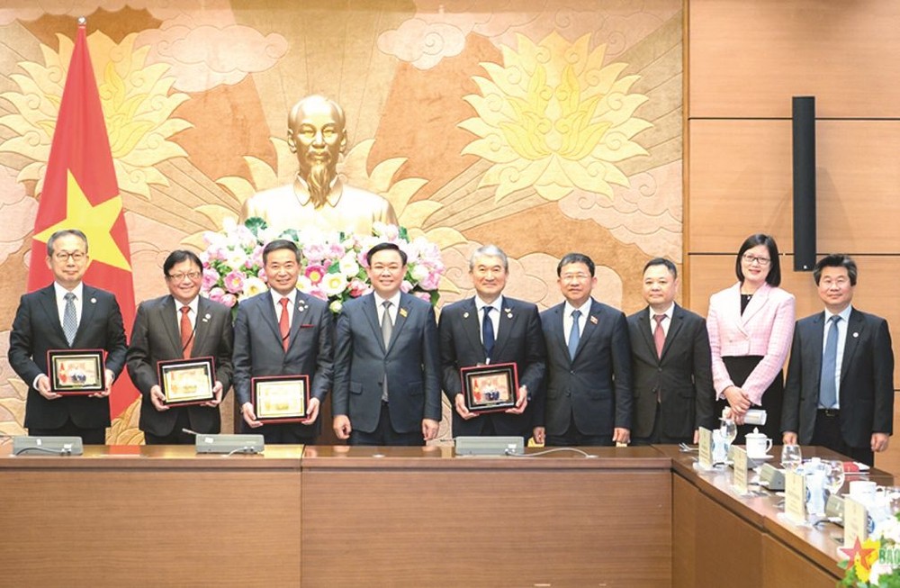 国会主席王廷惠与日本各代表合影。（图：国会）