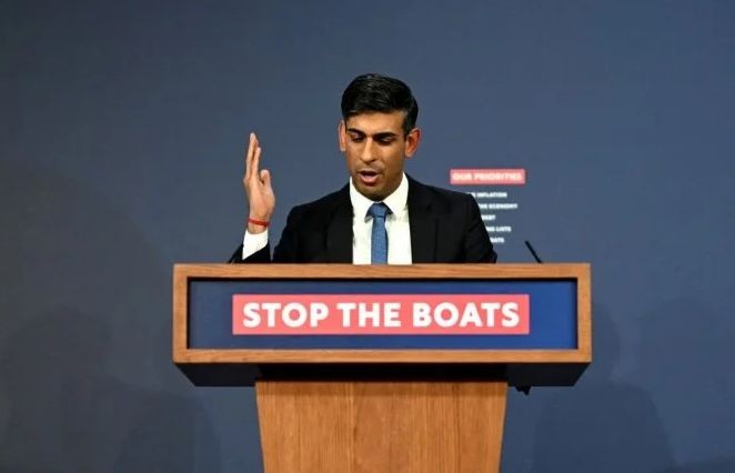 英国首相苏纳克当地时间7日在记者会上,就政府即将推出的移民法草案讲话。(图:路透社)