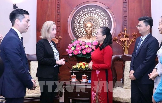 市委副书记、市人民议会主席阮氏丽女士(红衣)会见美国负责东南亚事务的副助理国务卿玛丽萨∙布朗女士。(图:越通社)