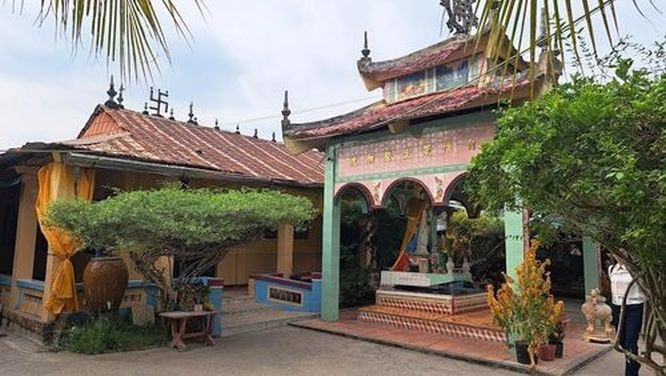 同塔建筑独特的荷叶寺。