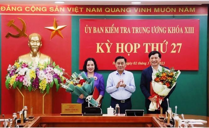中央检查委员会主任陈锦秀(中)祝贺两名新任中央检查委员会副主任。(图:政府电子报)