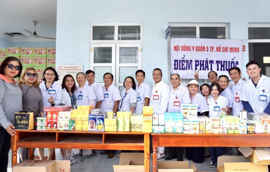 第五郡东医会义诊团合照。