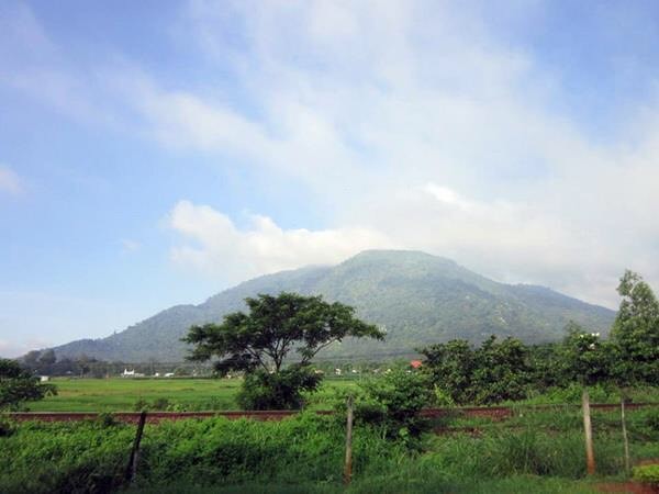 同奈滿情山。