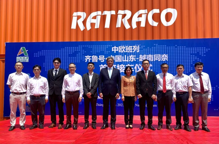 越-中代表在接车仪式上合照。 越-中代表在接车仪式上合照。