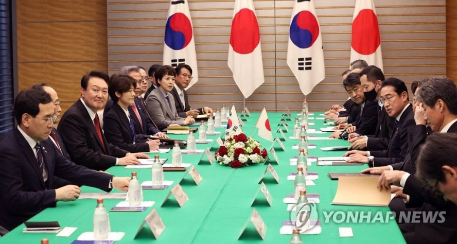 在日本东京的首相官邸,尹锡悦(左排左三)与岸田文雄(右排右四)举行首脑会谈。(图:韩联社)