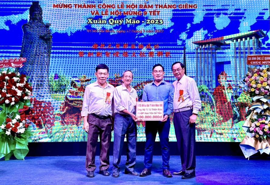 天后宫理事会向华文《西贡解放日报》慈善基金捐助1亿元。