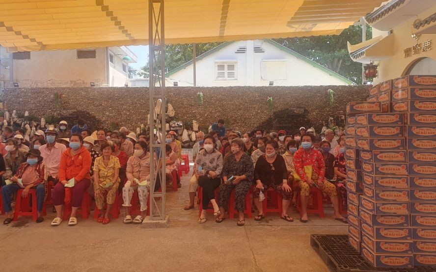 第八郡貧困戶在等待領取禮物。