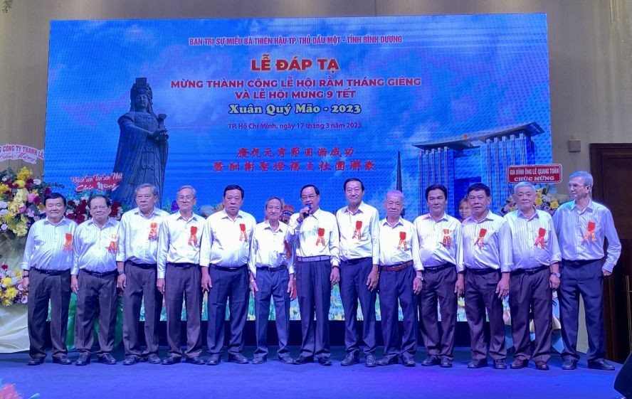 天后宫理事同仁向来宾致谢。