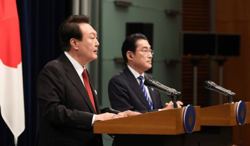 韩国总统尹锡悦(左)与日本首相岸田文雄。(图:互联网)