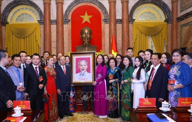 国家副主席武氏映春向越南中小企业协会赠送胡志明主席画像。(图:越通社)