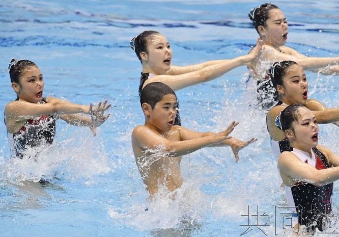 图为参加日本锦标赛的佐藤阳太郎(前中央)。2017年4月摄于东京辰巳国际游泳馆。(图:共同社)