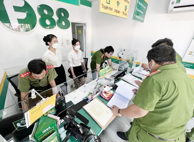 只能力量对F88安江省分公司总办事处进行搜查犯罪证据。(图:警方提供)