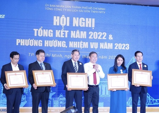 市人委会副主席杨英德(右三)向各集体和个人颁赠奖状。