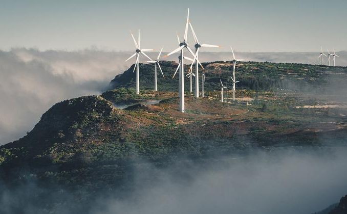 风力发电场发电减少了对燃煤能源的依赖。（图：互联网）