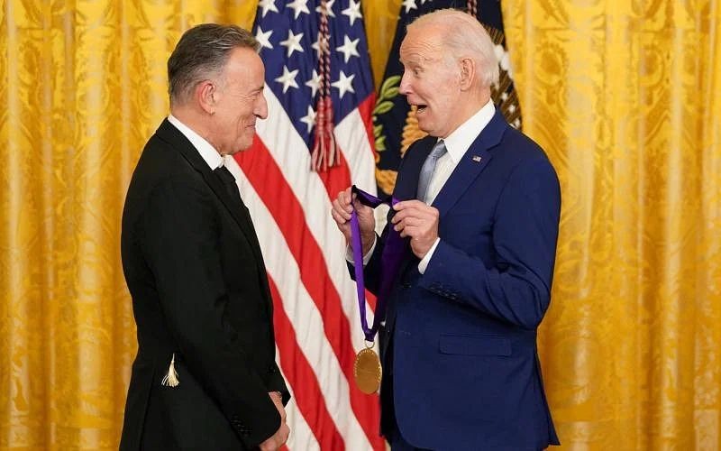 拜登把国家艺术奖章颁给美国摇滚乐传奇歌手布鲁斯‧斯普林斯汀。（图：路透社）