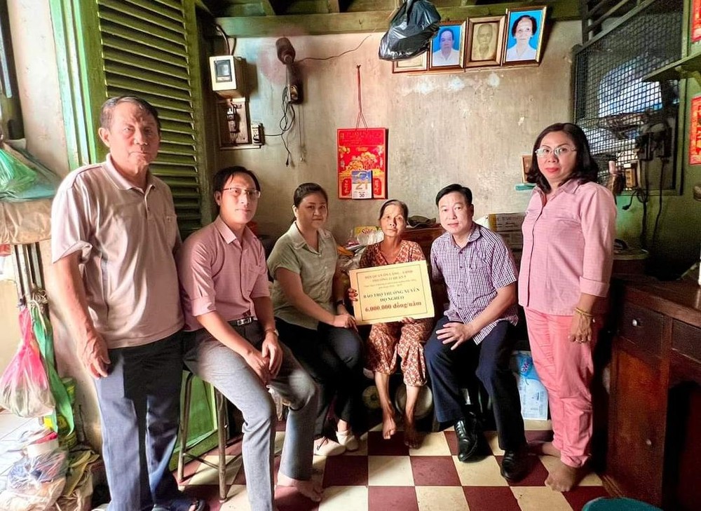 第五郡越南祖国阵线委员会领导和温陵会馆常值副理事长吴丽株探望陈英大娘。