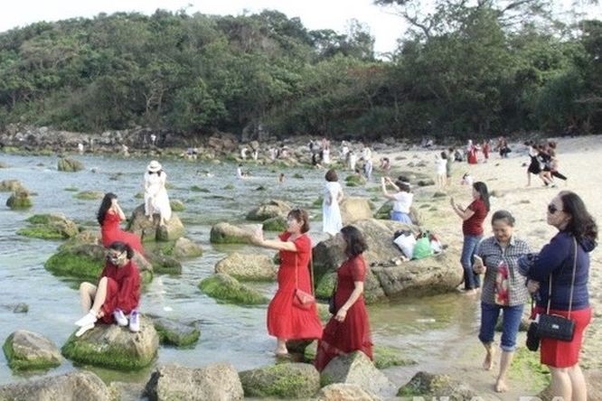 南澳礁滩吸引游客打卡。