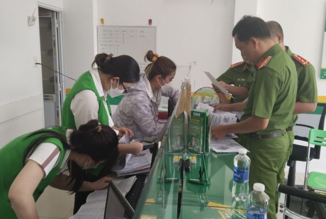 职能力量对F88薄寮分公司的一交易所进行搜查犯罪证据。（图：警方提供）