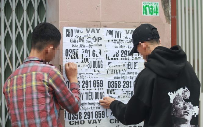 非法张贴小广告的两名男性被责令自行清理。（图：TTO）