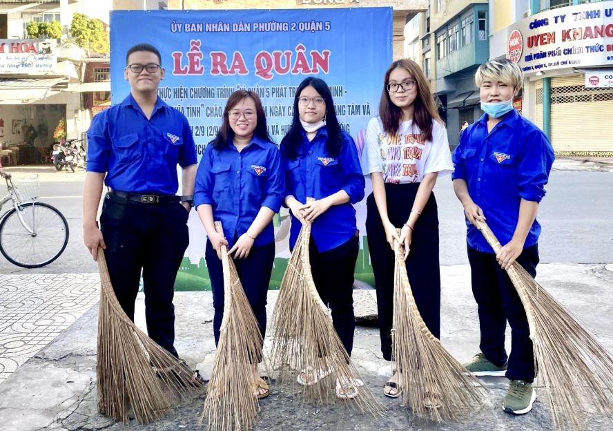 梁伟炵(左一)与各共青团员准备打扫街道。 梁伟炵(左一)与各共青团员准备打扫街道。