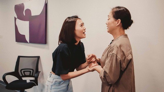 人民艺人黎卿为《过去的女子》指引演技。