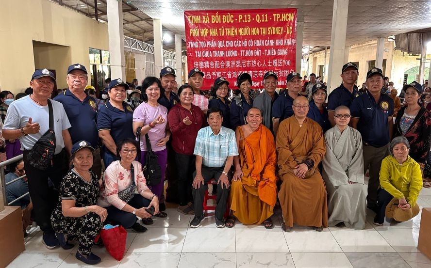 培德精舍联同最高顾问倪耀茂给坚江省鸿达县贫户发放白米、用品和现金。