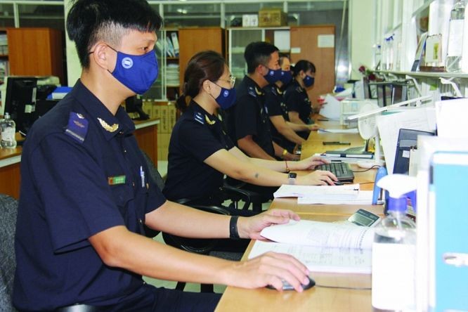 海关部门在履行公务中加强纪律和纪纲。