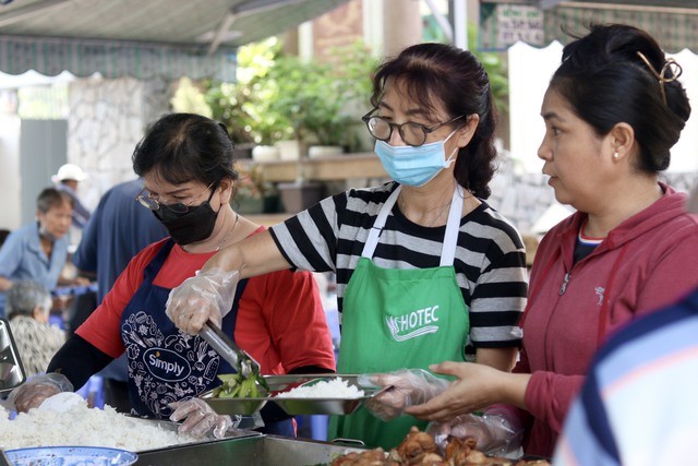 食客把2000元餐费投进钱箱并领取膳食。 食客把2000元餐费投进钱箱并领取膳食。