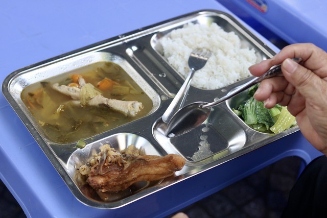 每份膳食皆以象征价格出售。 每份膳食皆以象征价格出售。