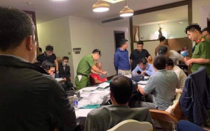职能力量突击搜查,当场人赃并获22名赌徒。(图:警方提供)