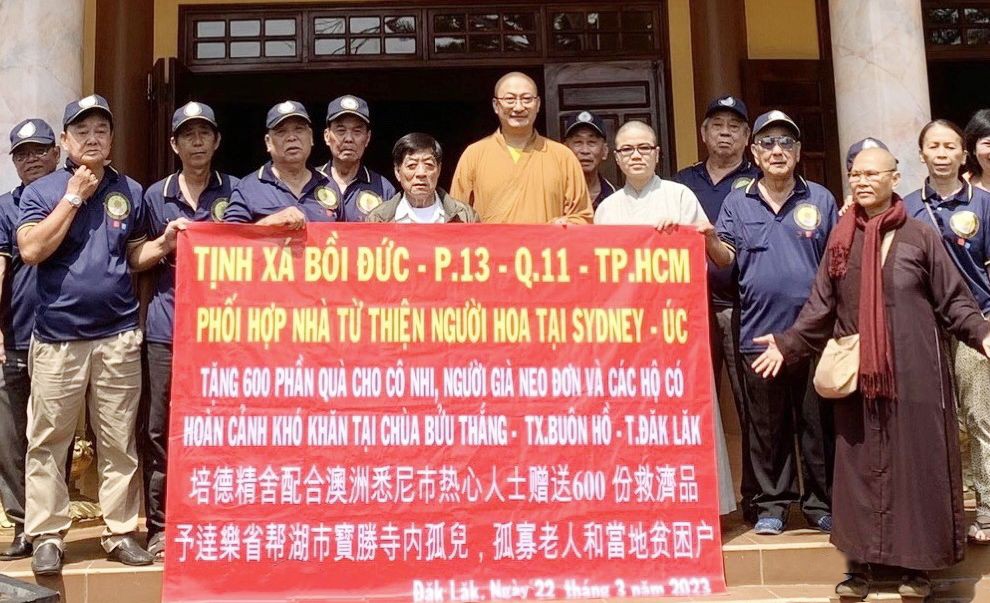 培德精舍慈善团在达乐省邦湖县宝胜寺济贫时合摄。