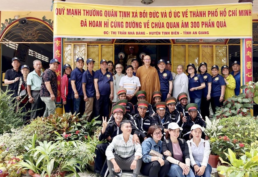 培德精舍在安江省靖边县观音古庙给贫户和当地殡仪队发放礼物。