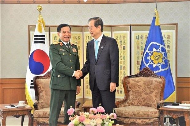 韩国总理韩德洙会见越南防长潘文江大将(左)。(图:越通社)