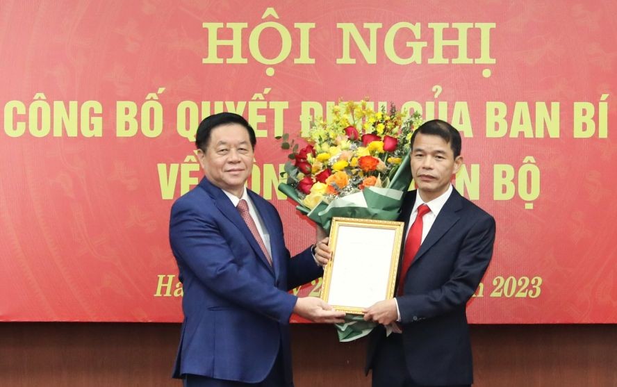 中央宣教部部长阮仲义(左)向武青梅同志颁授人事委任《决定》。(图:宣教部)