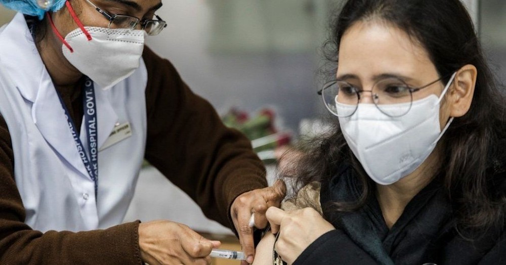 医生在接种新型冠状病毒疫苗。（图：WHO）